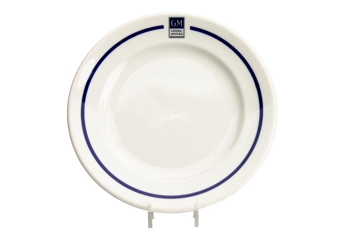 After World War II, many US corporations, like General Motors, built engineering and manufacturing campuses that included employee cafeterias. Companies such as Syracuse China made dishes, bowls, and mugs or cups with companies’ logos for use in these cafeterias.
